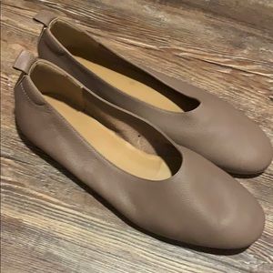 Everlane Day Glove ballet flats. Taupe. 9.5
